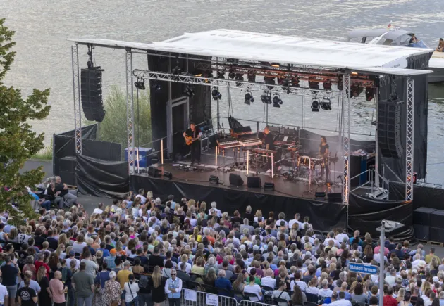 „Summer in the City– at the river” bietet besondere Open Air-Konzerte direkt am Rheinufer – Radumleitung eingerichtet