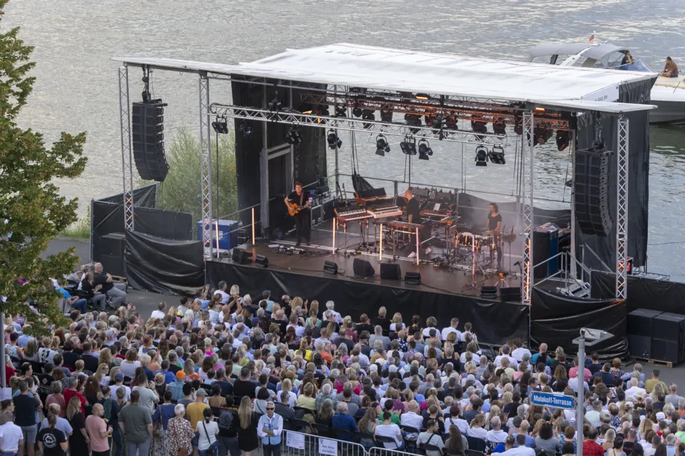 „Summer in the City– at the river” bietet besondere Open Air-Konzerte direkt am Rheinufer – Radumleitung eingerichtet