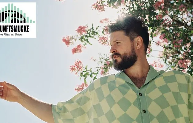 mainzplus GmbH verbindet 2024 erneut Kultur mit nachhaltigem Handeln und gibt mit Ian Hooper den musikalischen Hauptact der „ZukunftsMucke – Good Vibes aus Mainz“ bekannt.