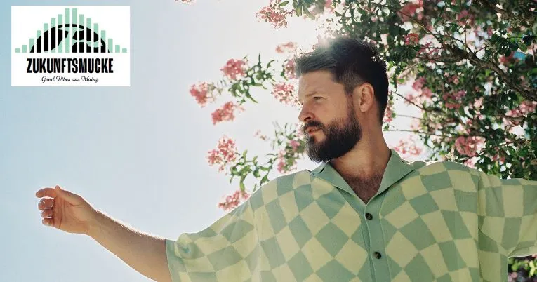 mainzplus GmbH verbindet 2024 erneut Kultur mit nachhaltigem Handeln und gibt mit Ian Hooper den musikalischen Hauptact der „ZukunftsMucke – Good Vibes aus Mainz“ bekannt.