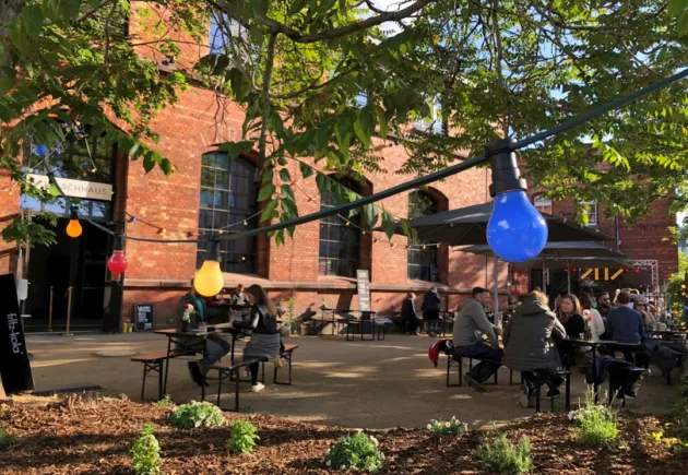 mainzplus GmbH zieht positive Bilanz nach erster Woche „Mainzer KulturGärten“ im KUZ und Schloss: Bestes Biergartenwetter, zufriedenes Publikum, viele lokale Künstler