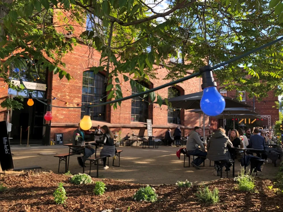 mainzplus GmbH zieht positive Bilanz nach erster Woche „Mainzer KulturGärten“ im KUZ und Schloss: Bestes Biergartenwetter, zufriedenes Publikum, viele lokale Künstler