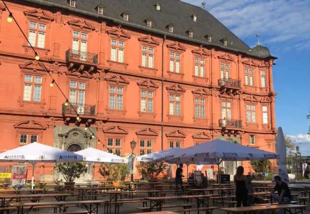 Gastronomie & Kultur unter freiem Himmel auch im Herbst: „Mainzer KulturGärten“ im KUZ und im Schloss-Innenhof starten am Freitag in das Herbstprogramm