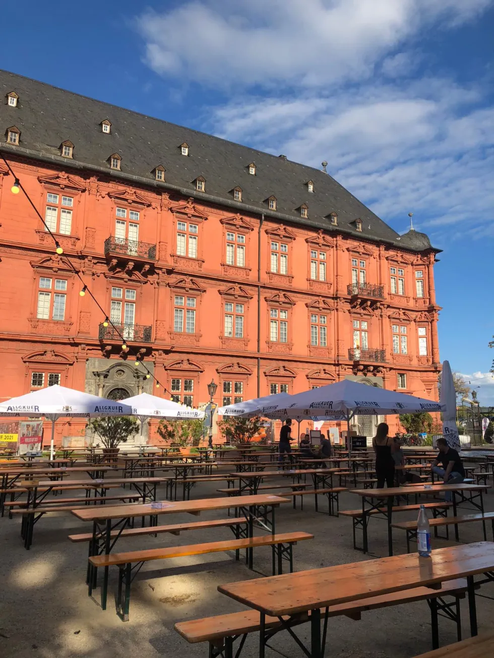 Gastronomie & Kultur unter freiem Himmel auch im Herbst: „Mainzer KulturGärten“ im KUZ und im Schloss-Innenhof starten am Freitag in das Herbstprogramm