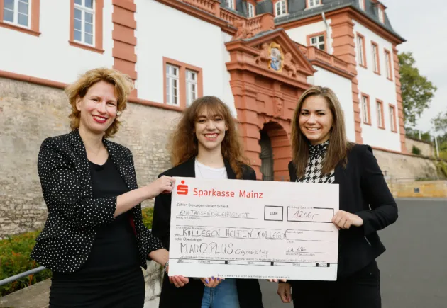 „Kultur verbindet – Zitadelle live!“ trifft „Kollegen helfen Kollegen“: 1.200 Euro-Spende für die die Flutopfer an der Ahr