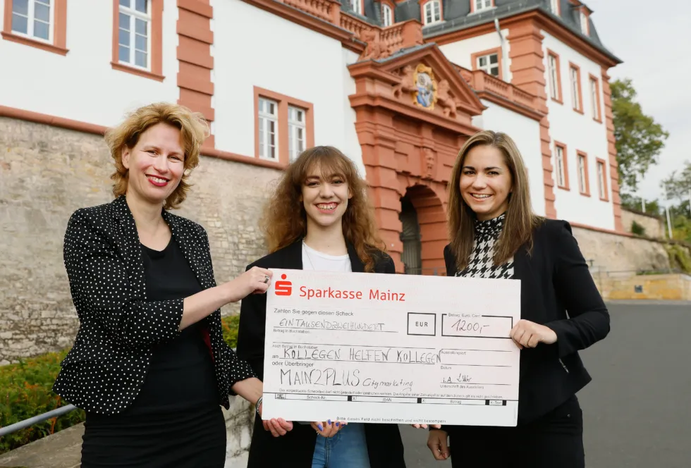 „Kultur verbindet – Zitadelle live!“ trifft „Kollegen helfen Kollegen“: 1.200 Euro-Spende für die die Flutopfer an der Ahr