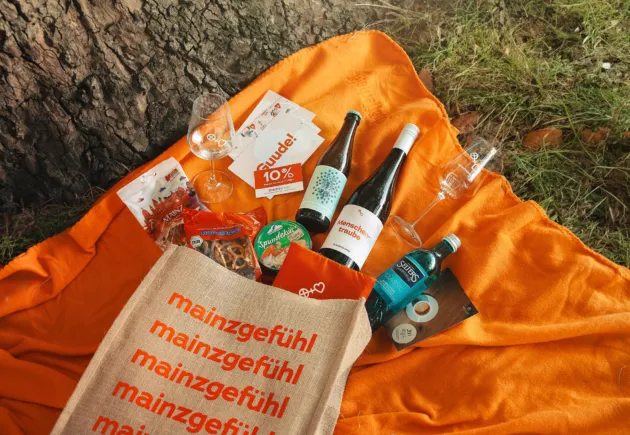 Geselligkeit und sommerlicher Genuss am Rhein und auf dem Grün: „mainzgefühl Picknick-Paket“ als neues Produkt für Picknickliebhaber:innen
