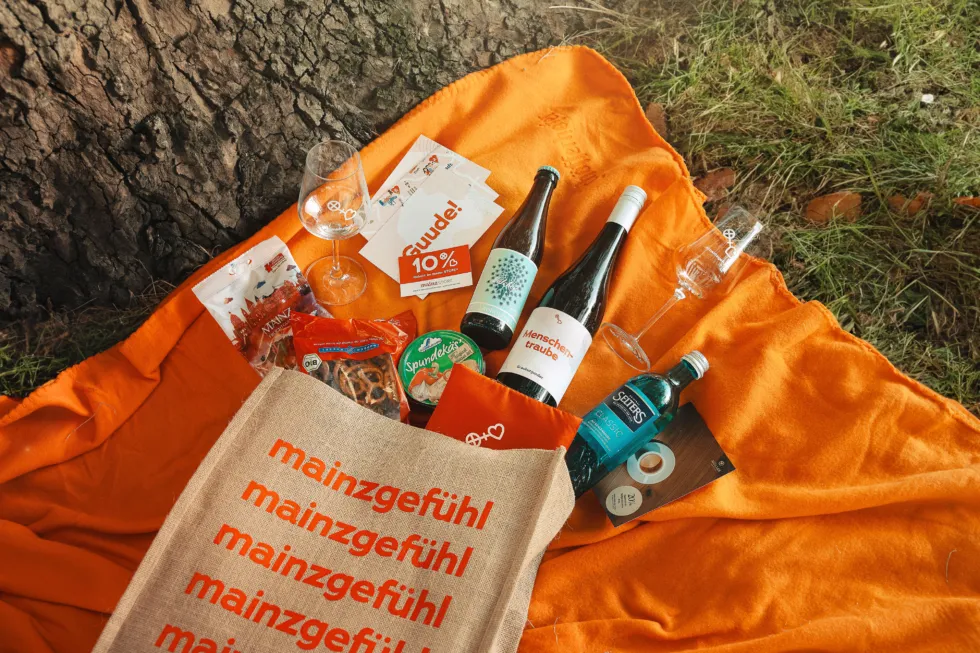 Geselligkeit und sommerlicher Genuss am Rhein und auf dem Grün: „mainzgefühl Picknick-Paket“ als neues Produkt für Picknickliebhaber:innen