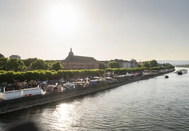 Mainzer WeinUfer 2025 begeistert 77.000 Besucher:innen Genuss, Musik und Weininfos trotz zum Teil unbeständiger Wetterlage