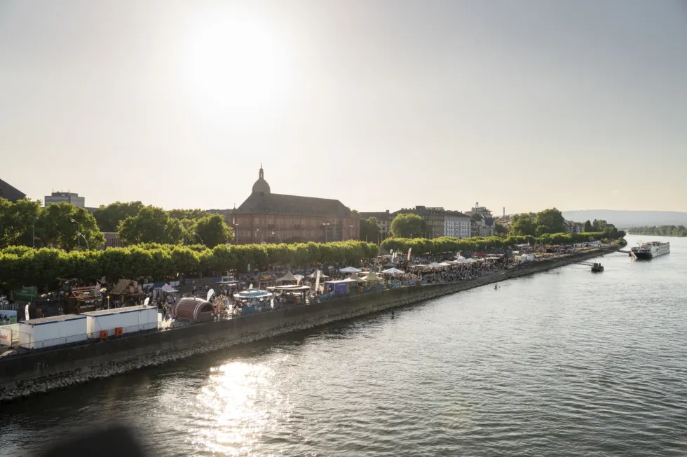 Mainzer WeinUfer 2025 begeistert 77.000 Besucher:innen Genuss, Musik und Weininfos trotz zum Teil unbeständiger Wetterlage