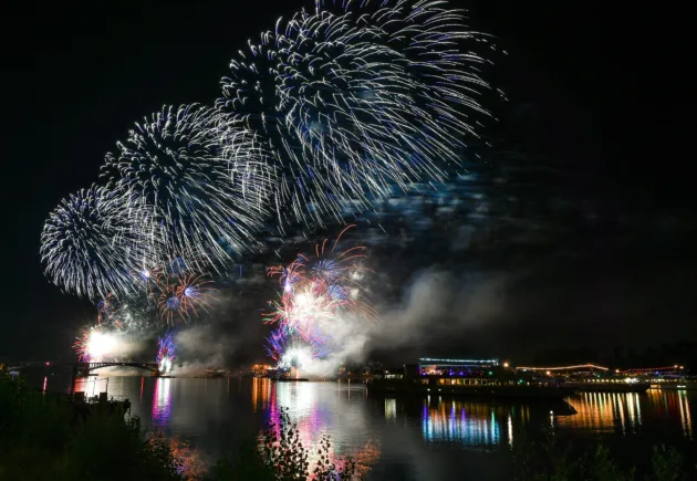 #mainzgefühl am Sternenhimmel über dem Rhein: Feuerwerksfahrten bei den Mainzer Sommerlichtern