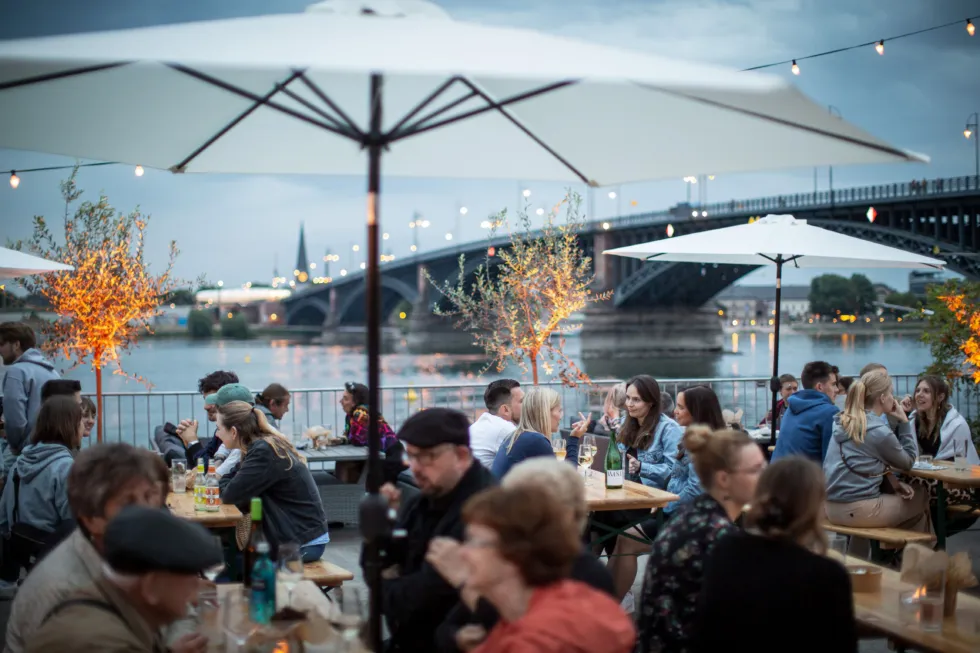 Herausforderungen am Rheinufer: „Mainzer WeinUfer“ kann 2023 nicht wie geplant stattfinden – Folgetermin 2024