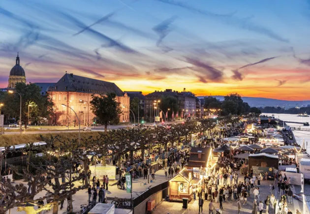 „Mainzer WeinUfer“ 2025: Mehr Aussteller:innen, neue Erlebnisse und ein mitreißendes Musikprogramm am Rheinufer