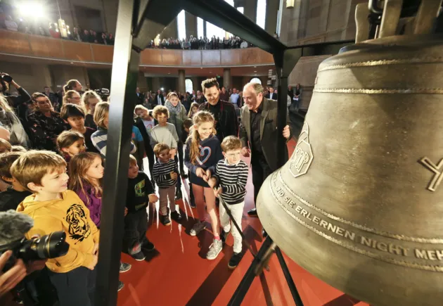 Glocke aus Kriegsschrott: Michael Patrick Kelly läutet die #PeaceBell 