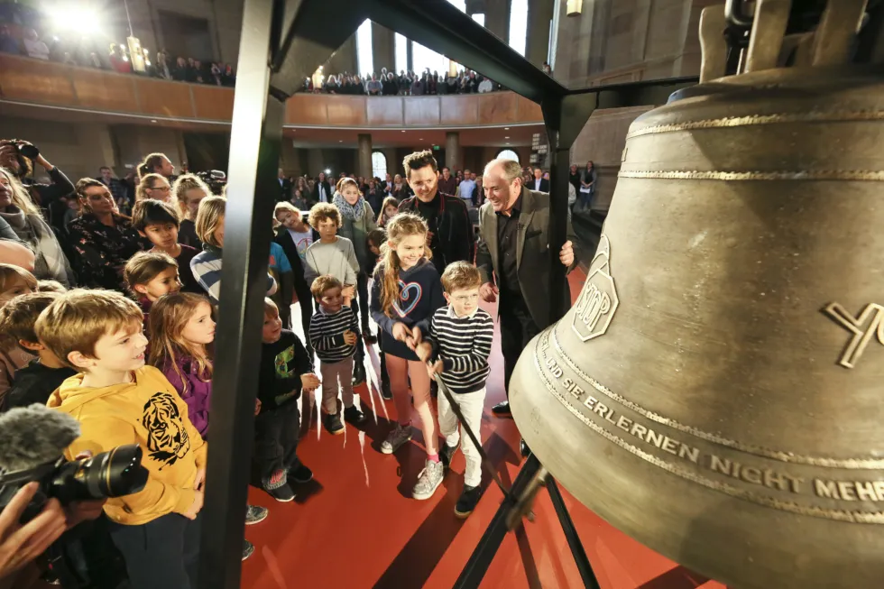 Glocke aus Kriegsschrott: Michael Patrick Kelly läutet die #PeaceBell 