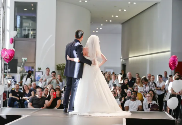 hochzeitplus – Die Hochzeitsmesse im Rhein-Main Gebiet feiert am 12./13. Oktober Silberhochzeit: Brautmodenschauen, „Club der auserwählten Gentlemen“, Trau(m)-Ticket und vieles mehr
