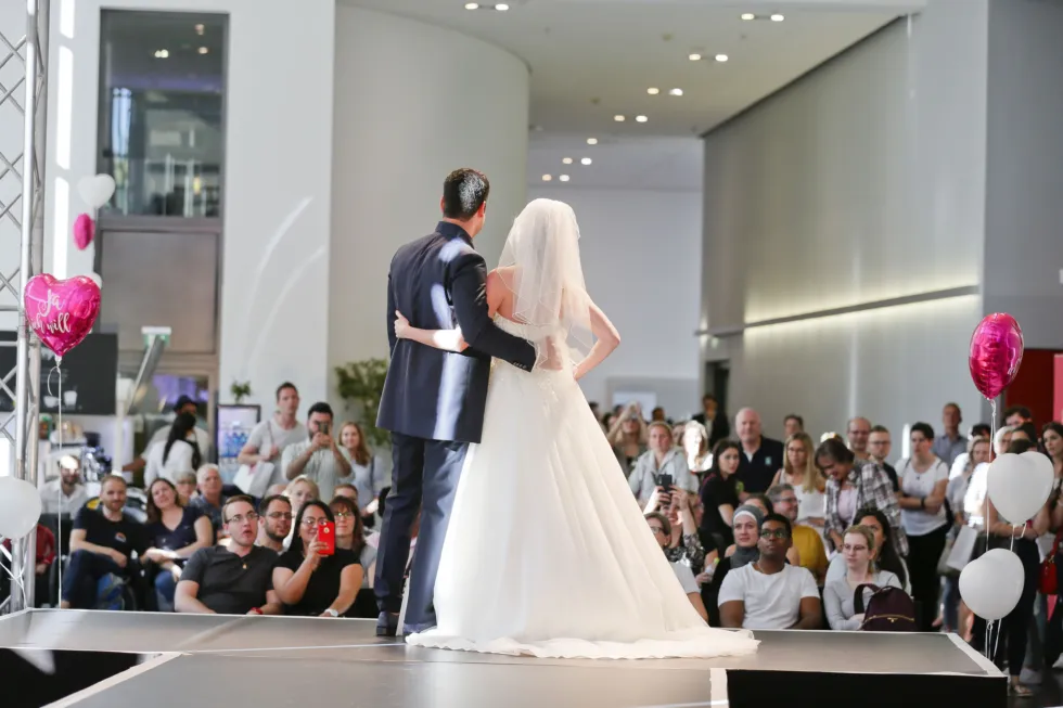 hochzeitplus – Die Hochzeitsmesse im Rhein-Main Gebiet feiert am 12./13. Oktober Silberhochzeit: Brautmodenschauen, „Club der auserwählten Gentlemen“, Trau(m)-Ticket und vieles mehr