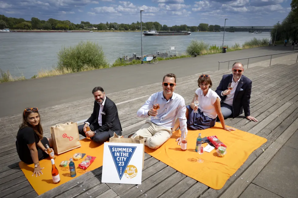 Neue Bühne am Rhein, sommerliche Picknick-Pakete, hochkarätiges Programm: