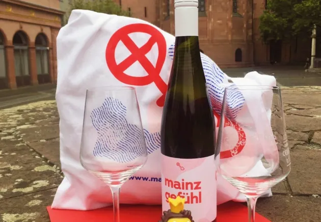 „Mainzer Weinmarkt im Herzen“: Social Media-Aktionen, „Künstlermarkt goes KUZ“ & Geschenkpakete erinnern an das beliebte Mainzer Weinfest und versüßen die Wartezeit. 