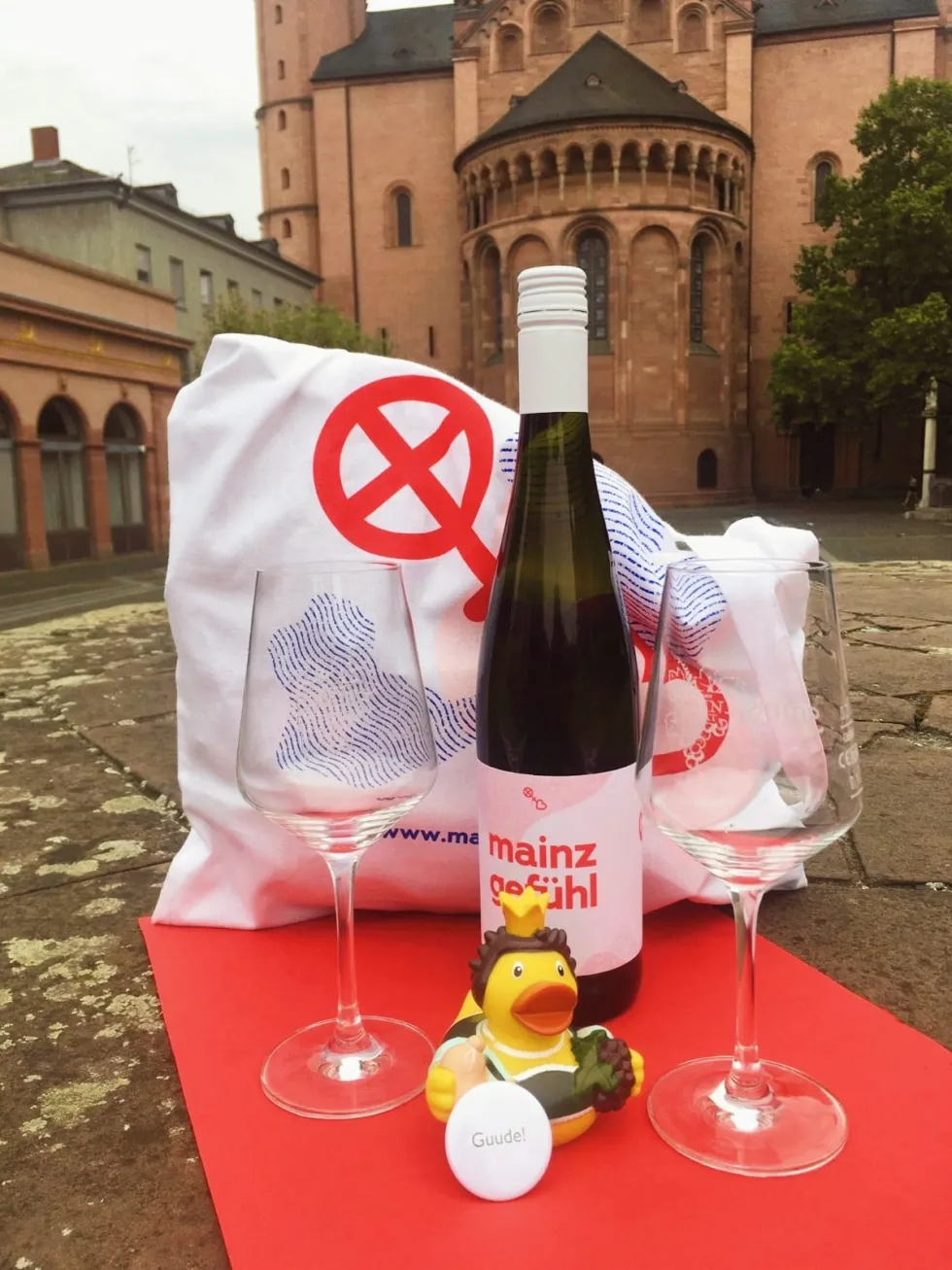 „Mainzer Weinmarkt im Herzen“: Social Media-Aktionen, „Künstlermarkt goes KUZ“ & Geschenkpakete erinnern an das beliebte Mainzer Weinfest und versüßen die Wartezeit. 