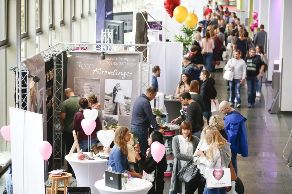 Brautmodenschauen, „Club der auserwählten Gentlemen“ und tolle Gewinne locken am 13. und 14. Oktober bei der hochzeitplus – die Hochzeitsmesse im Rhein-Main-Gebiet