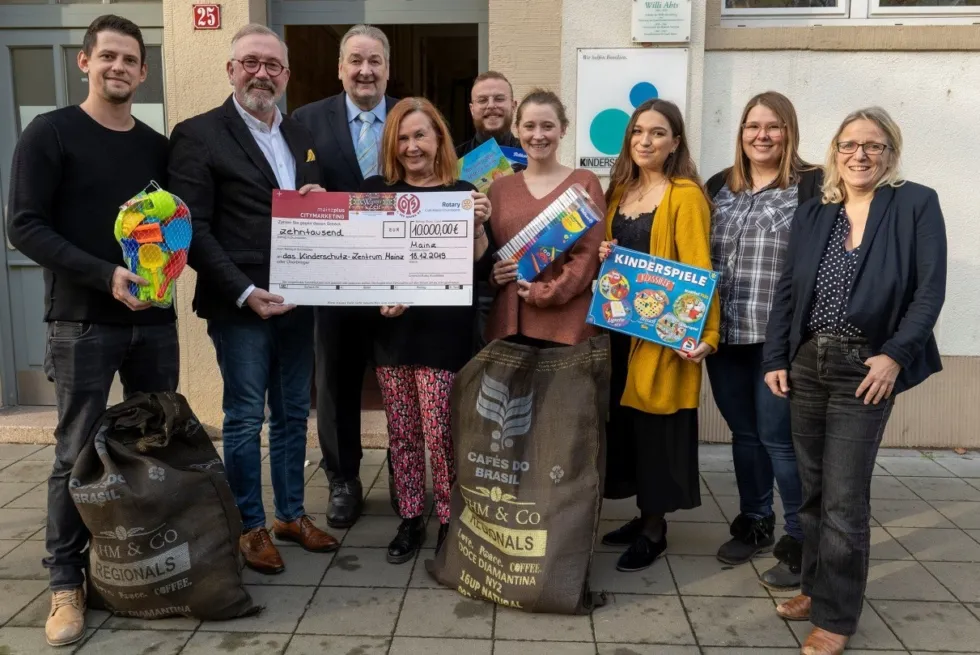 Benefiz-Aktionen und Sachspenden für das Kinderschutz-Zentrum Mainz: 1. FSV Mainz 05, Rotary, Schausteller und mainzplus GmbH sammeln für den guten Zweck